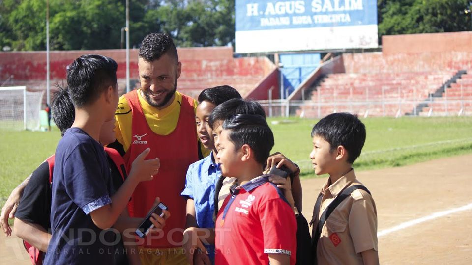 Marcel Silva Sacramento tengah dikerubungi para fansnya setelah latihan di GOR H Agus Salim, Rabu (25/05/16). Copyright: &copy; Taufi/Indosport